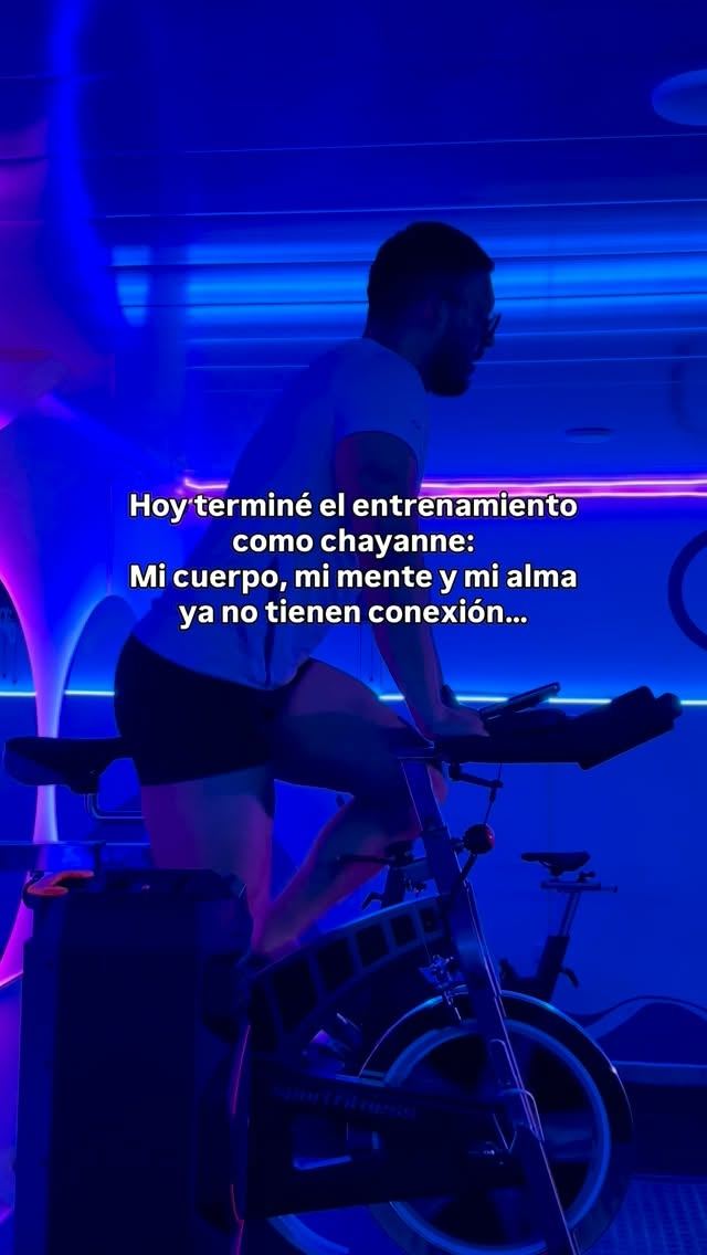 Clase de cycling con luces de neón en Onda Fit